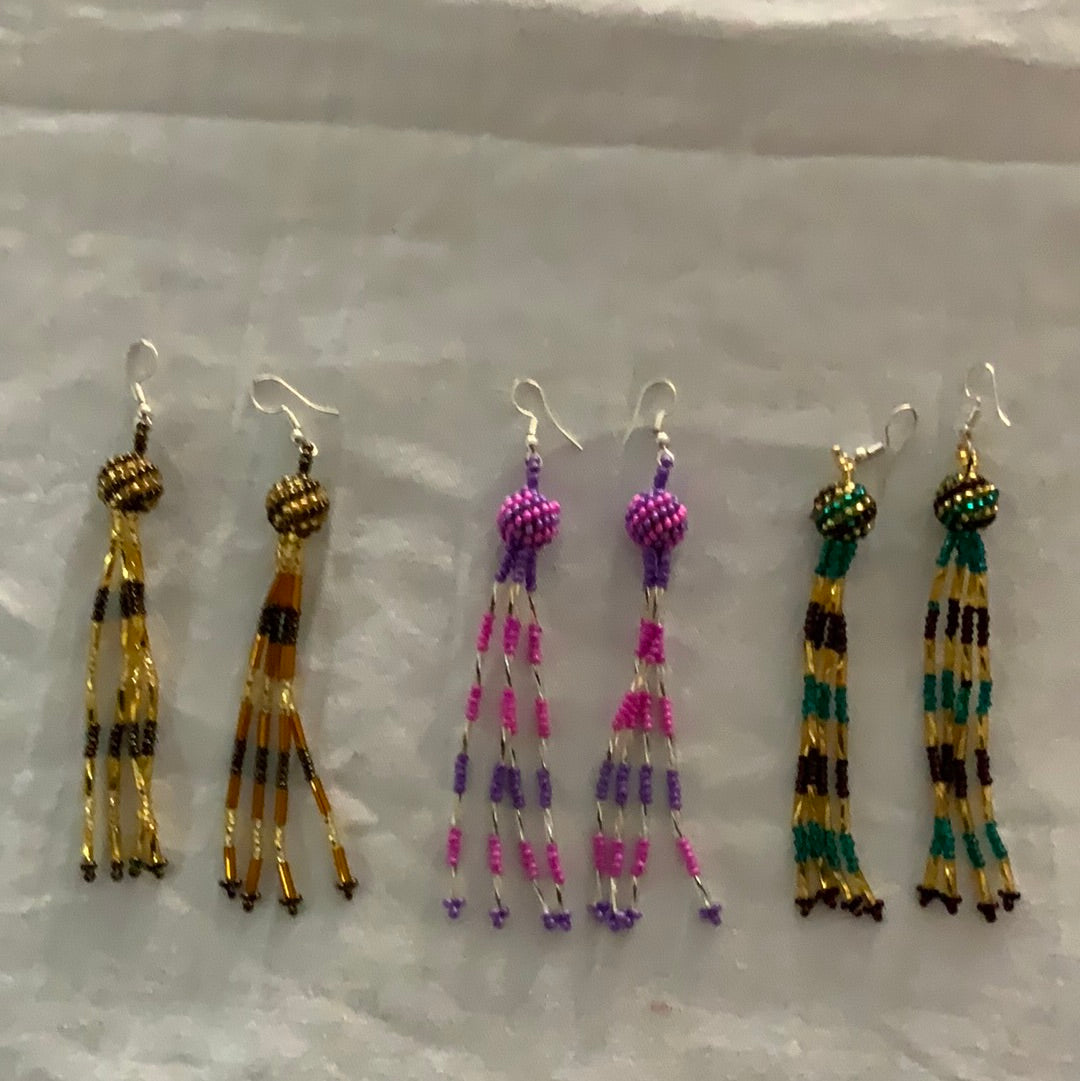 Aretes de chaquira tipo nudo